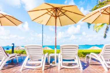 Güzel lüks şemsiye ve sandalye