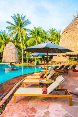 Şemsiyeleri ve sandalyeler Yüzme Havuzu etrafında