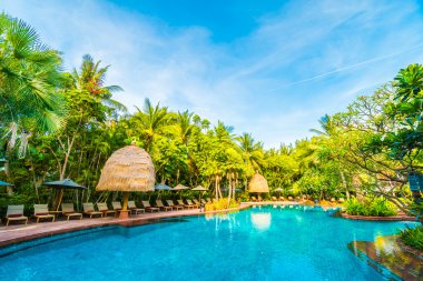 Şemsiyeleri ve sandalyeler Yüzme Havuzu etrafında