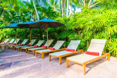 Şemsiyeleri ve sandalyeler Yüzme Havuzu etrafında