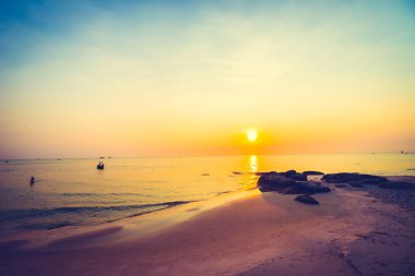 Sahilde gün doğumu