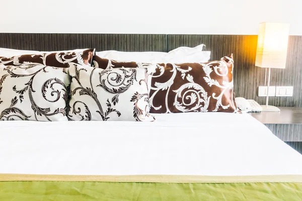 Schöne Luxus-Kissen auf dem Bett — Stockfoto