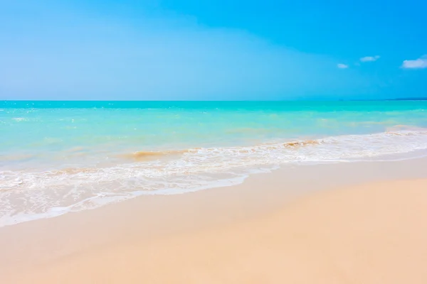 Bella spiaggia tropicale e mare — Foto Stock
