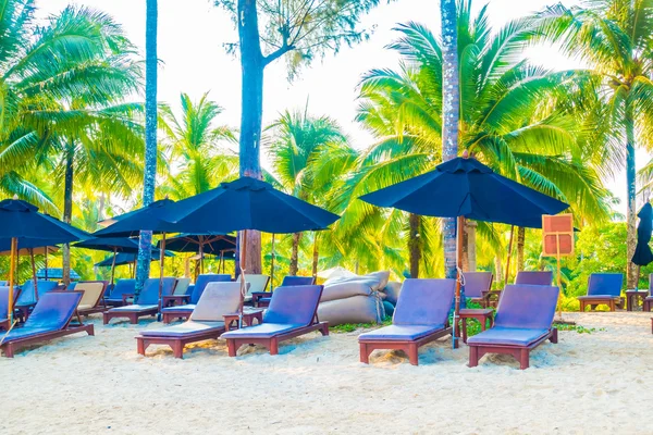 Sombrilla y silla en la playa tropical — Foto de Stock