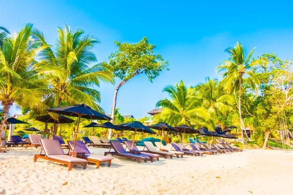 Sombrilla y silla en la playa tropical — Foto de Stock