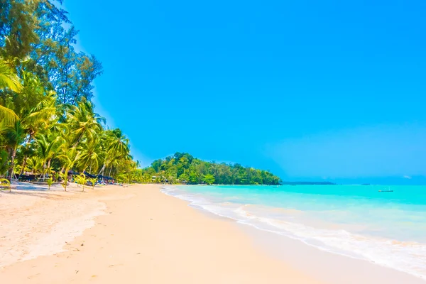 Hermoso mar tropical y playa — Foto de Stock