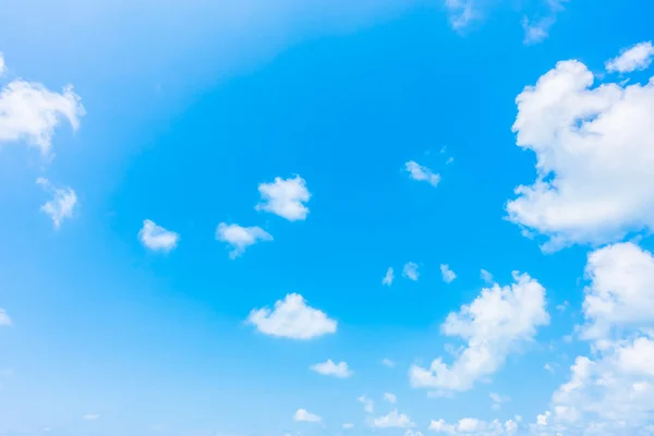 Weiße Wolken am blauen Himmel — Stockfoto