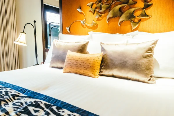 Vacker lyxig komfort kuddar på sängen — Stockfoto