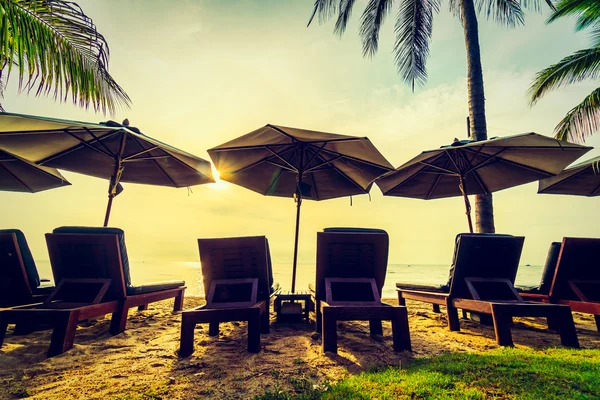 Cocos palmbomen op strand en zee — Stockfoto
