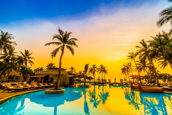 Piscina no hotel ao nascer do sol — Fotografia de Stock