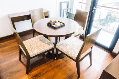 Boş masa ve sandalye