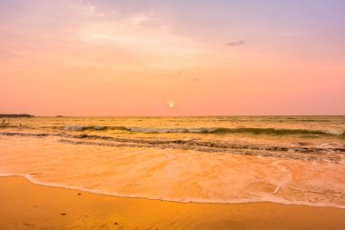 Sahilde güzel bir gün batımı