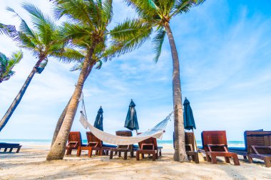 Tropik sahilde boş hamak