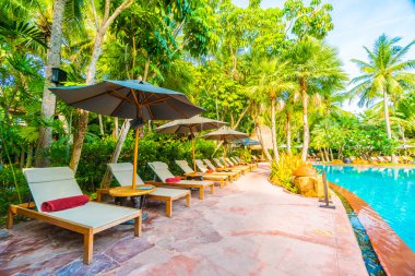 Şemsiyeleri ve sandalyeler Yüzme Havuzu etrafında