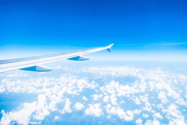 Asa de avião no céu azul bonito — Fotografia de Stock