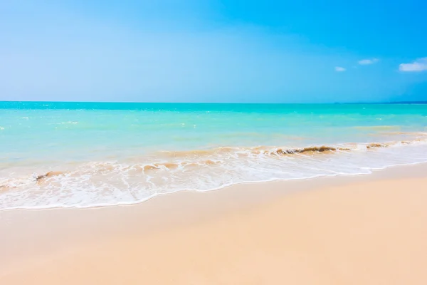 Bella spiaggia tropicale e mare — Foto Stock