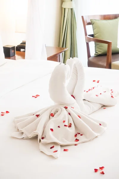 Прикраса лебединого рушника на ліжку — стокове фото