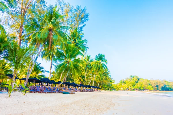 Sonnenschirm und Liegestuhl am tropischen Strand — Stockfoto