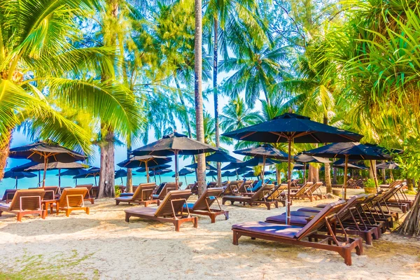 Sombrilla y silla en la playa tropical — Foto de Stock