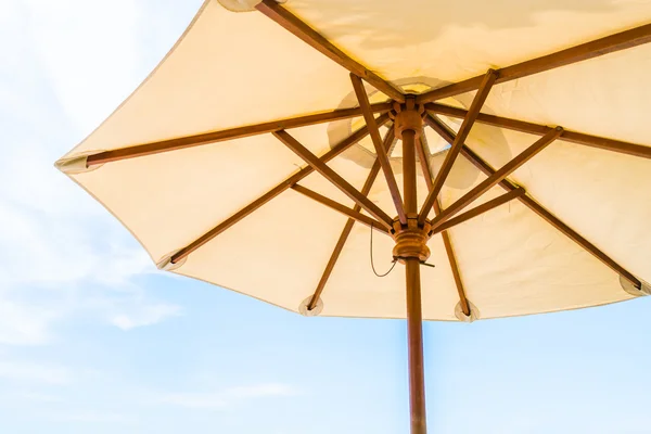 Parapluie et chaise — Photo