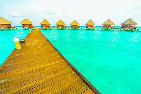 Sahili olan güzel tropik Maldivler adası — Stok fotoğraf