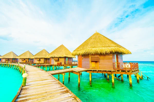 Ilha de Maldivas tropical bonita com praia — Fotografia de Stock