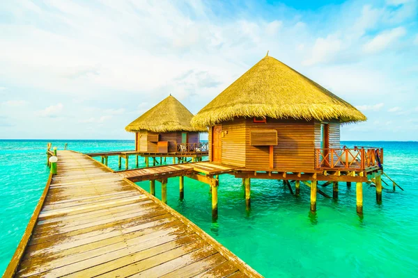 Ilha de Maldivas tropical bonita com praia — Fotografia de Stock