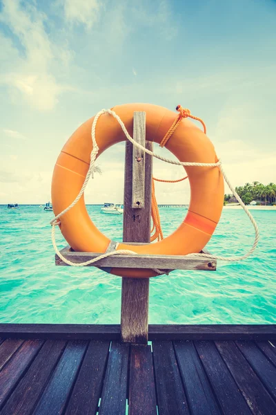 Anel salva-vidas ou de segurança no resort maldivas — Fotografia de Stock