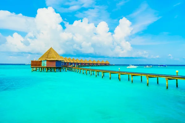 Красивий курортний готель тропічних мальдів — стокове фото
