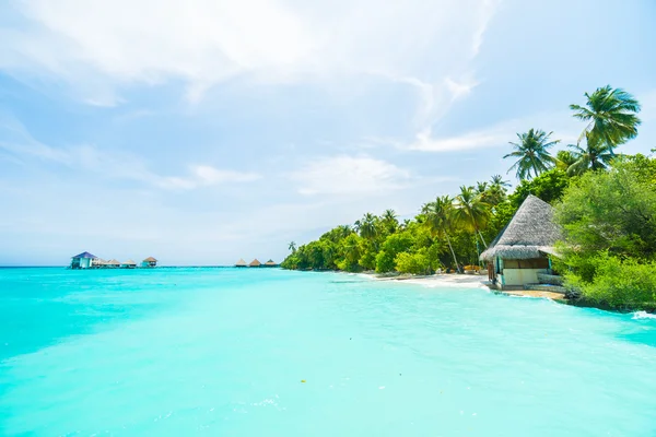 Hermoso hotel resort maldivas tropicales — Foto de Stock