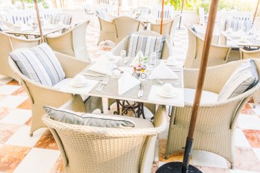 boş masa ve sandalyeler