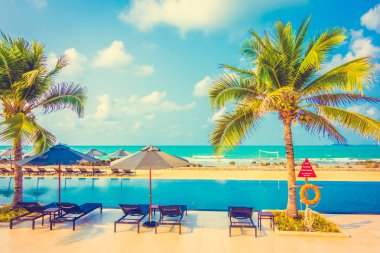 Güzel lüks şemsiyeleri ve sandalyeler