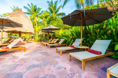 Şemsiyeleri ve sandalyeler Yüzme Havuzu etrafında