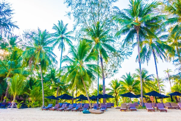 Sombrilla y silla en la playa tropical — Foto de Stock