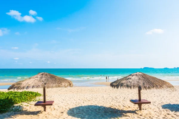 Sonnenschirm am schönen tropischen Strand — Stockfoto