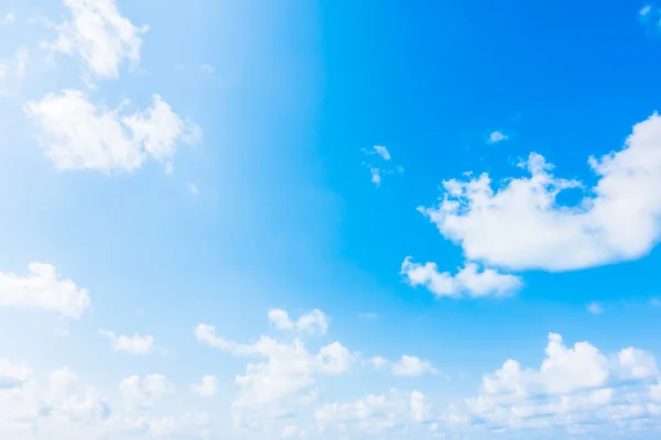 Vita moln på blå himmel — Stockfoto