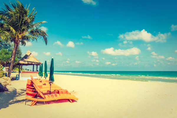 Sombrilla y silla en la playa —  Fotos de Stock