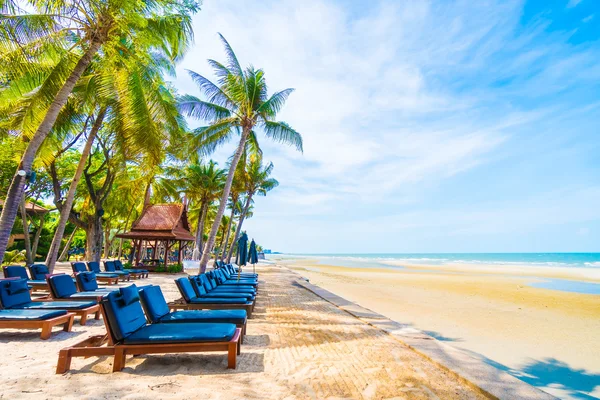 Sonnenschirm und Liegestuhl am tropischen Strand — Stockfoto