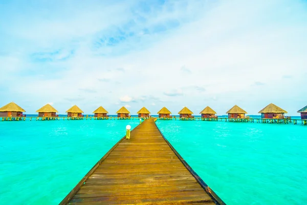 Bella isola tropicale delle Maldive con spiaggia — Foto Stock