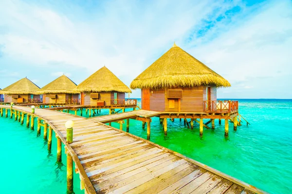 Vackra tropiska Maldiverna ön med stranden — Stockfoto