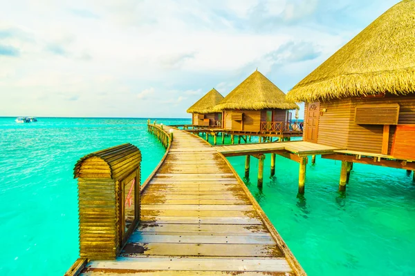 Krásný tropický ostrov Maledivy s pláží — Stock fotografie