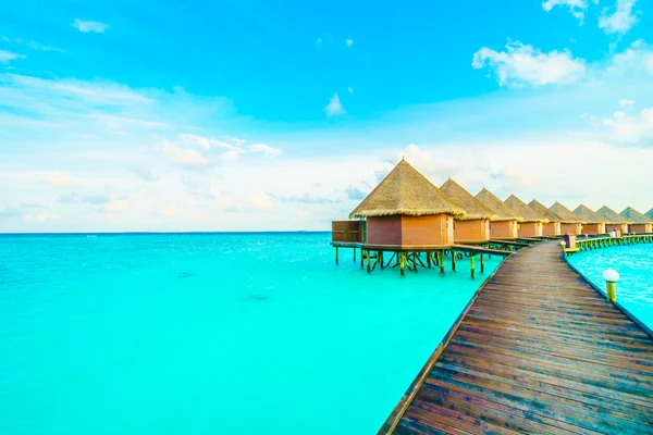 美丽的热带马尔代夫岛，有海滩 — 图库照片
