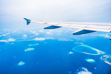 Güzel tropikal plaj ve deniz Maldivler