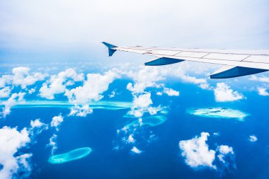 Güzel tropikal plaj ve deniz Maldivler