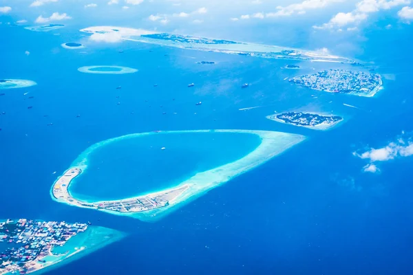 Bella spiaggia tropicale e mare in maldive — Foto Stock