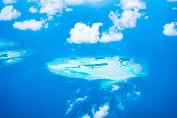 Красивий тропічний пляж і море у мальдів — стокове фото