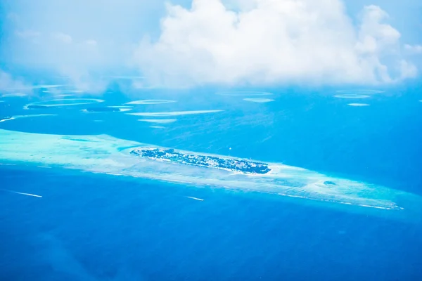 Красивий тропічний пляж і море у мальдів — стокове фото