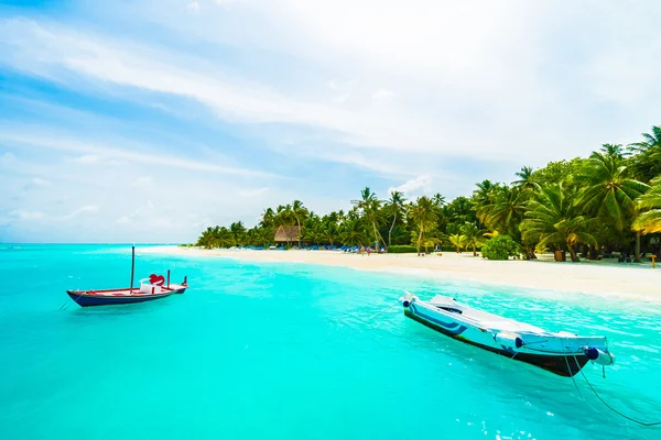 열 대 해변과 몰디브 섬에 바다 — 스톡 사진