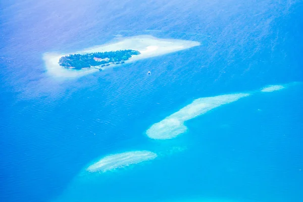 Hermosa playa tropical y mar en Maldivas — Foto de Stock