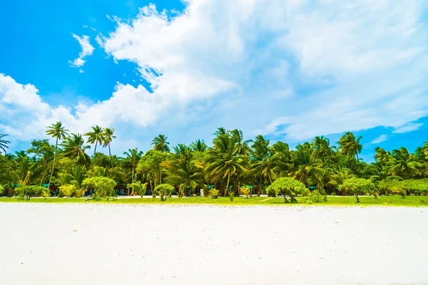 Spiaggia tropicale e mare nell'isola di Maldive — Foto Stock